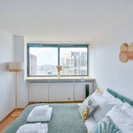 Chic 1br With Stunning View And Location Apartman *