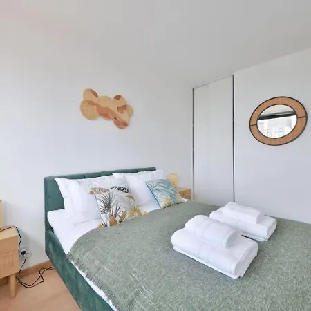Chic 1br With Stunning View And Location